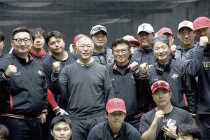 Chung pays a surprise visit to KIA Tigers spring camp